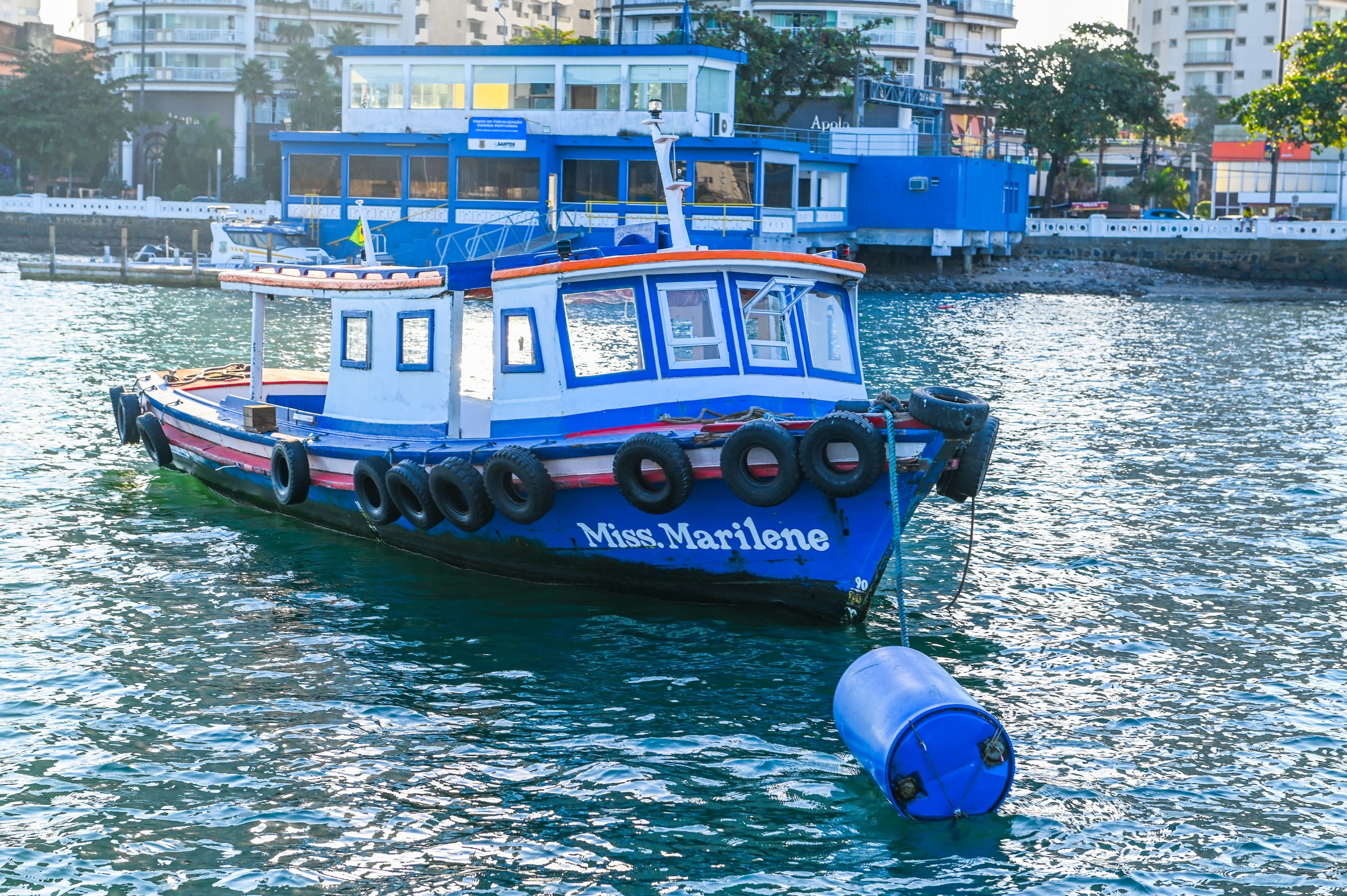 Embarcação Miss Marilene amarrada a uma boia em Santos
