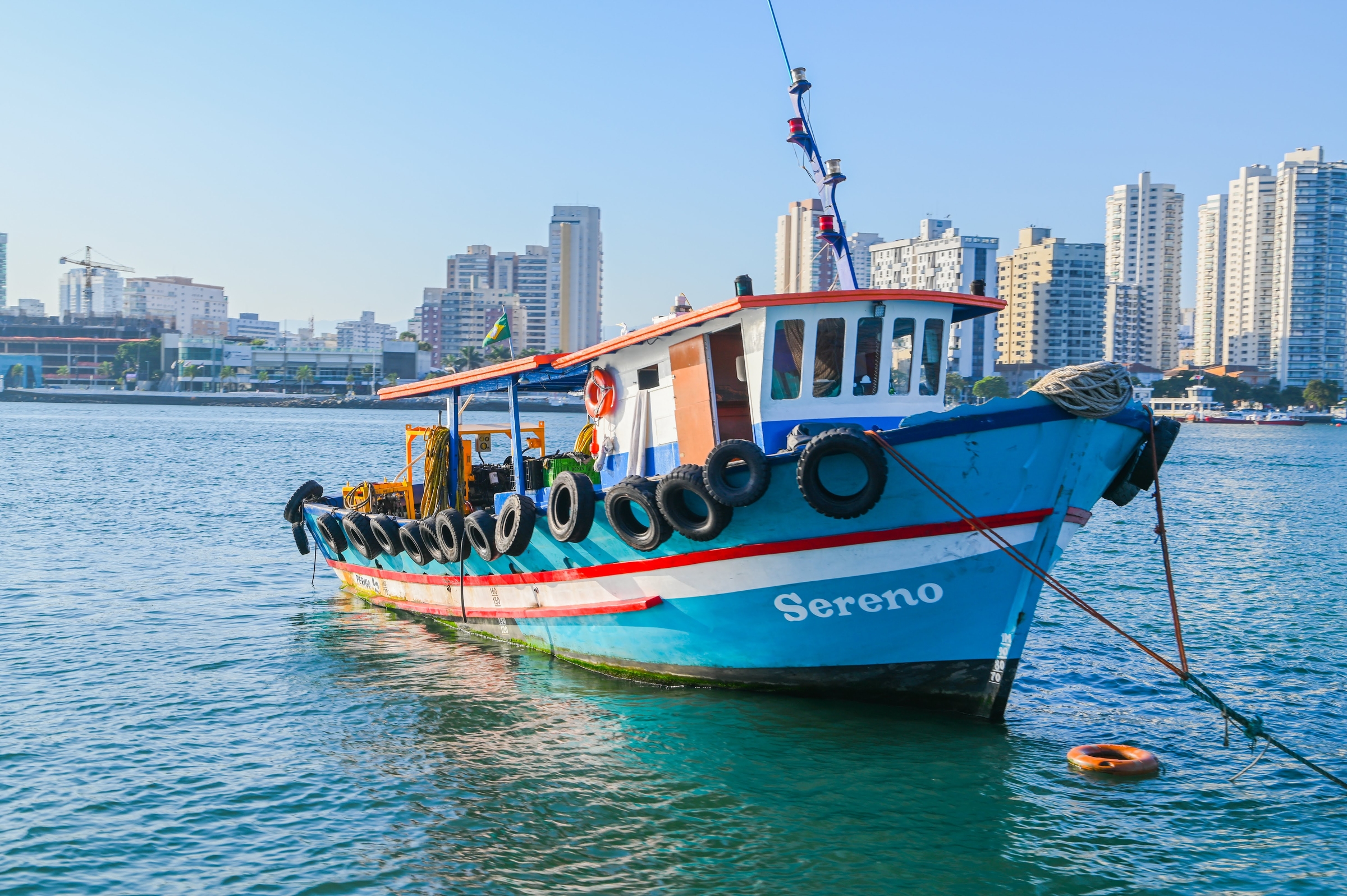Embarcação Sereno fundeada no estuário de Santos