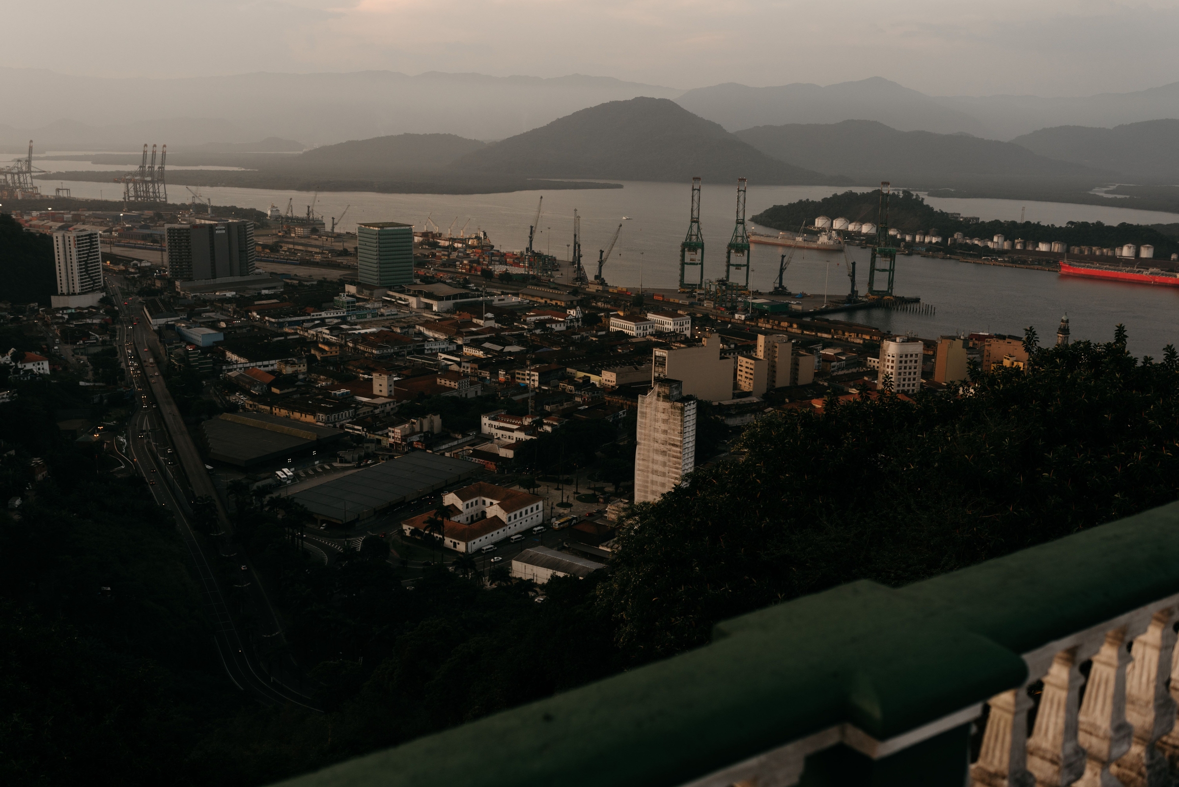 Terminais e guindastes do Porto de Santos vistos do Monte Serrat ao entardecer