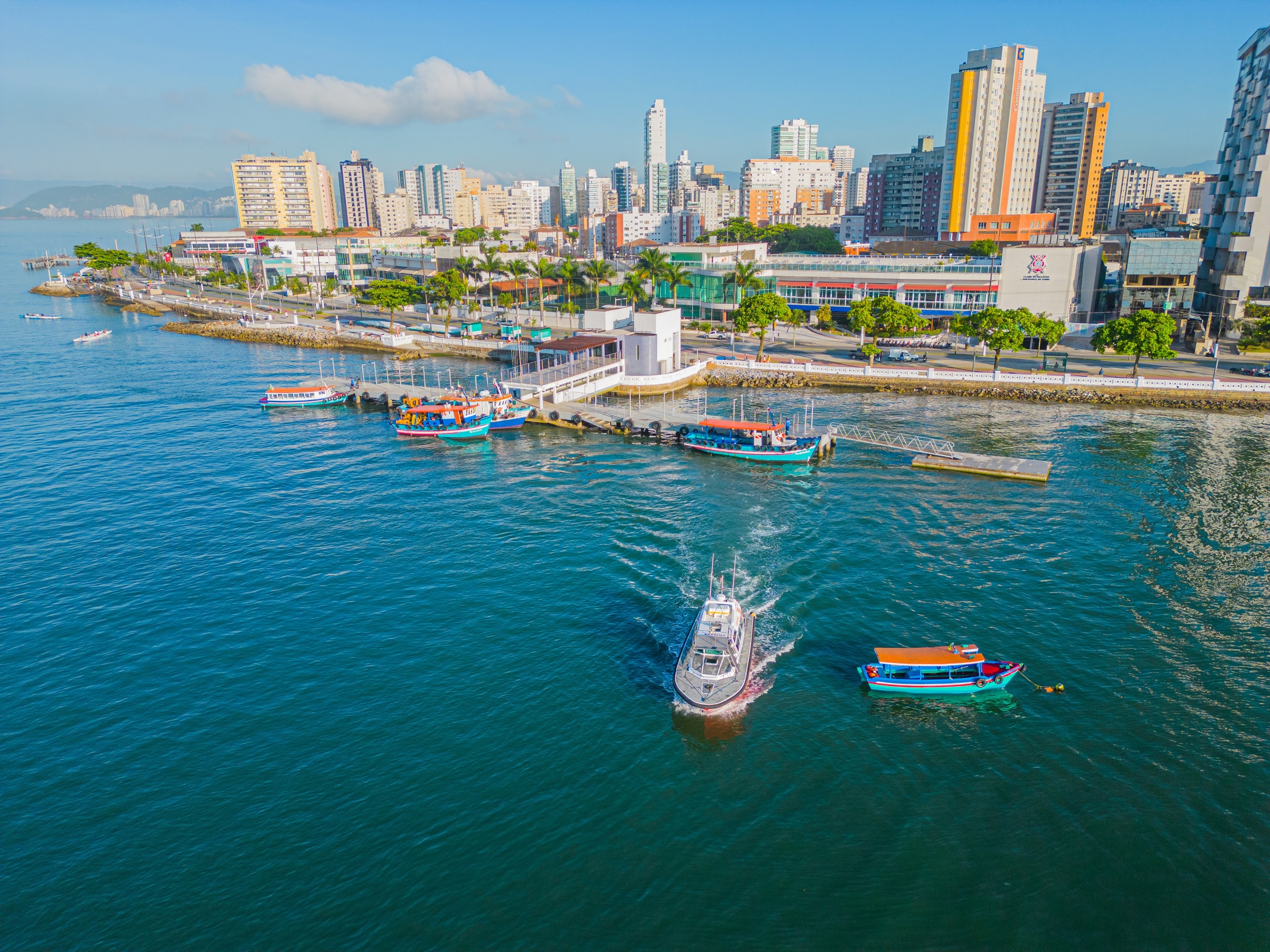 Vista aérea do píer de Santos com embarcações navegando