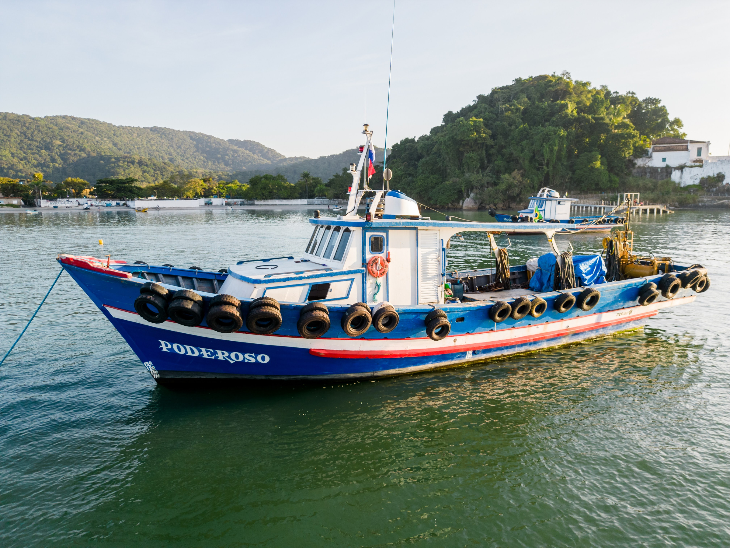 Embarcação Poderoso Valentin II fundeada no estuário de Santos